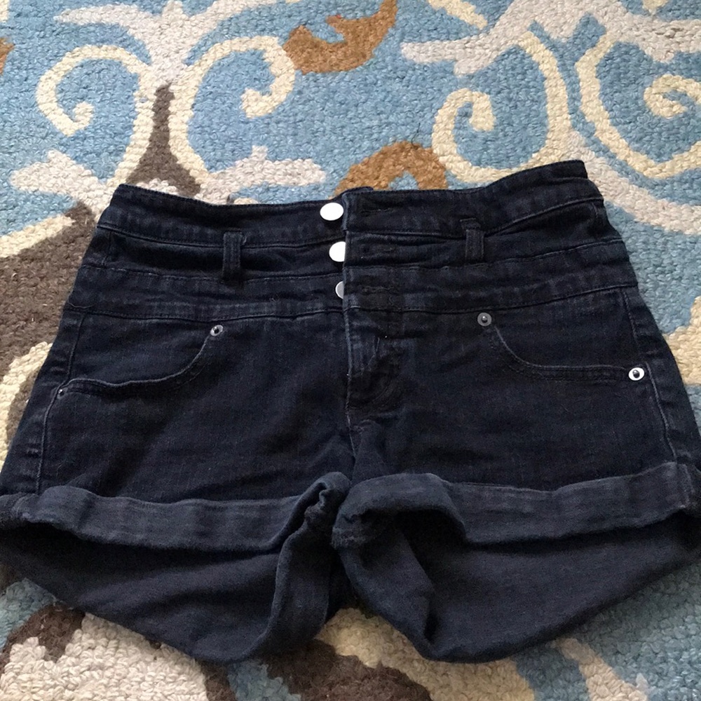 Black high waisted jean shorts.